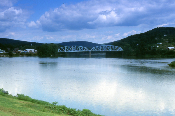 Color foto of the bridge leading into Tidioute